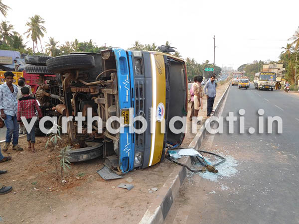 ಕಾಪಿಕಾಡು: ನಿಯಂತ್ರಣ ತಪ್ಪಿ ಟಿಪ್ಪರ್ ಲಾರಿ ಪಲ್ಟಿ